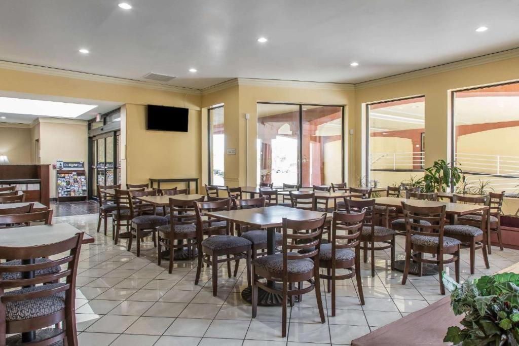 Regency Inn & Suites New London Mystic Exteriér fotografie